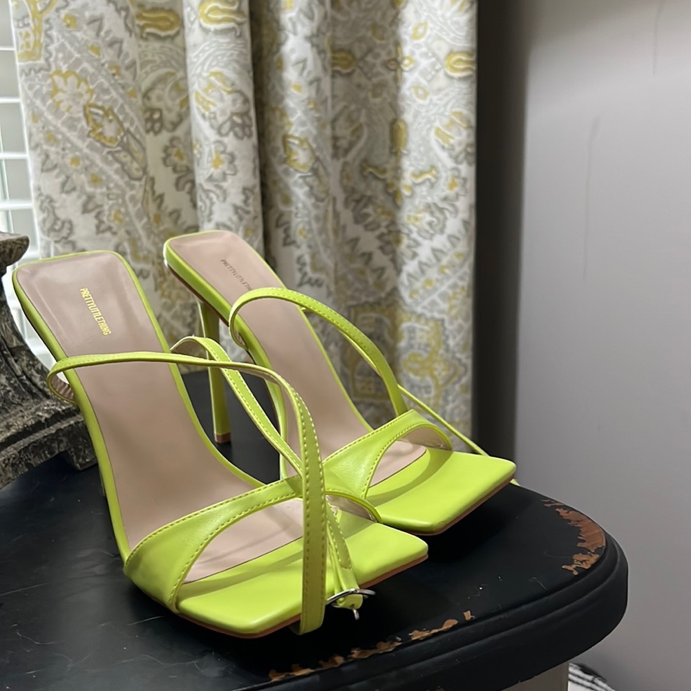 Pretty little thing (NEON) heels